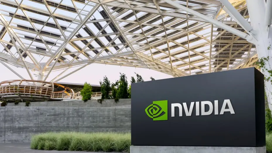 Nvidia si avvicina a una valutazione di un trilione di dollari mentre le azioni volano