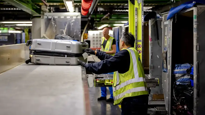 I robot devono assumersi il pesante lavoro dei trasportatori di bagagli a Schiphol