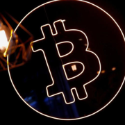 La competizione per gli ETF su Bitcoin si intensifica tra Cathie Wood e BlackRock