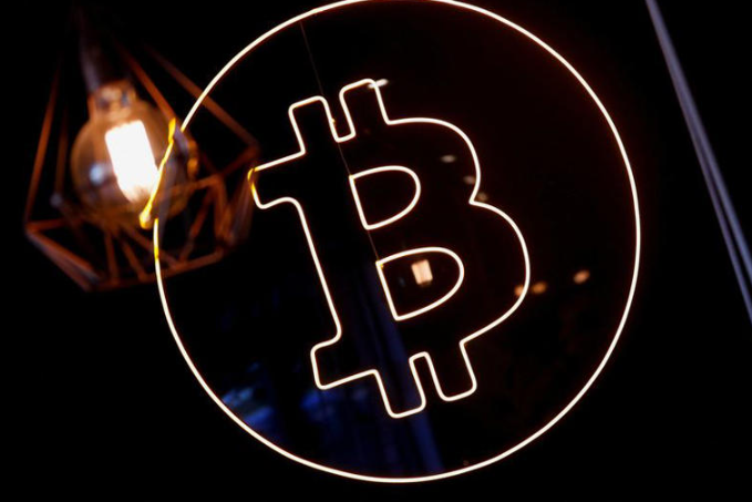 La competizione per gli ETF su Bitcoin si intensifica tra Cathie Wood e BlackRock