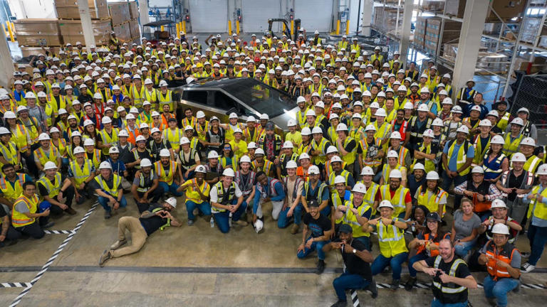 Tesla inizia la fabbricazione del Cybertruck: presentazione del primo veicolo (con tecnologia V2V inclusa)