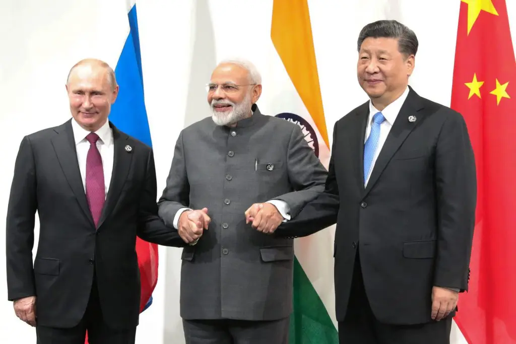 BRICS: L'India risparmia 7 miliardi di dollari abbandonando il dollaro statunitense nel commercio del petrolio.