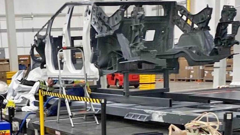 Tesla inizia la fabbricazione del Cybertruck: presentazione del primo veicolo (con tecnologia V2V inclusa)