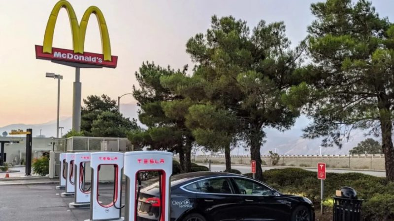 La sorprendente collaborazione di Tesla con McDonald's svela "Cyber Spoons" in Cina