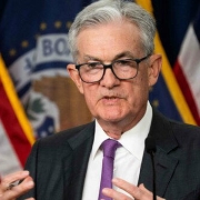 La Federal Reserve mantiene i tassi d'interesse invariati ai massimi degli ultimi 22 anni e ha riveduto al rialzo la sua previsione di crescita del PIL negli Stati Uniti, raddoppiandola