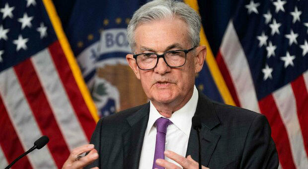 La Federal Reserve mantiene i tassi d'interesse invariati ai massimi degli ultimi 22 anni e ha riveduto al rialzo la sua previsione di crescita del PIL negli Stati Uniti, raddoppiandola