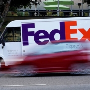 Le azioni di FedEx salgono grazie a un consistente superamento degli utili, mentre un cliente di UPS vince