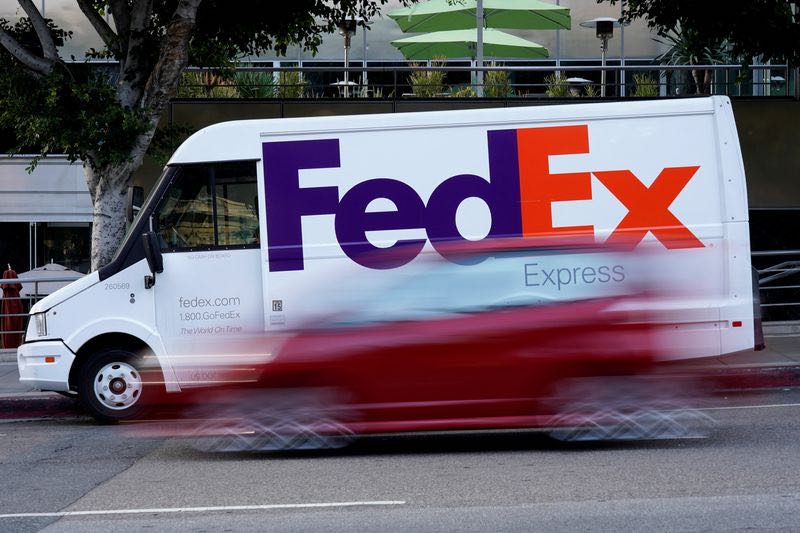 Le azioni di FedEx salgono grazie a un consistente superamento degli utili, mentre un cliente di UPS vince