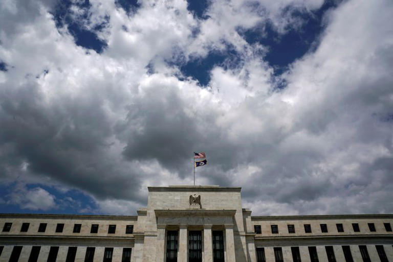 La stragrande maggioranza dei membri della Federal Reserve si esprime a favore di un imminente aumento dei tassi d'interesse, come riportato nei resoconti della Fed