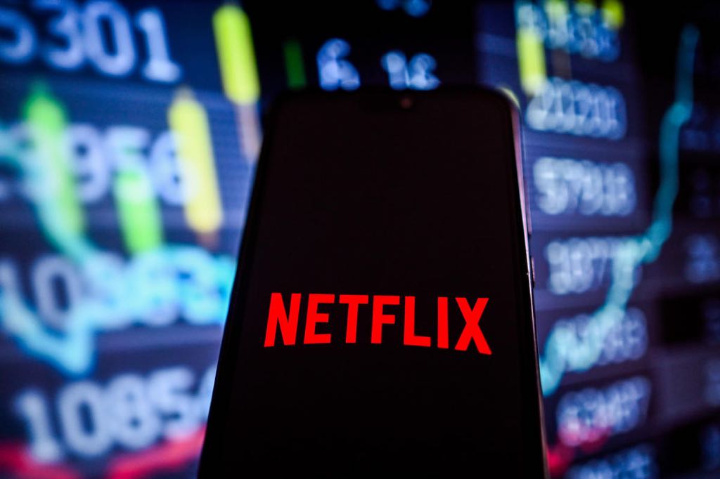 Il CFO di Netflix afferma che l'azienda ha una "lunga pista di crescita dei margini" mentre aumenta i prezzi del servizio di streaming