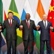 BRICS (il gruppo di Brasile, Russia, India, Cina e Sudafrica) ha lanciato il sistema di pagamento BRICS per sfidare il dollaro statunitense