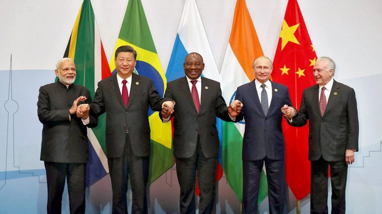 BRICS (il gruppo di Brasile, Russia, India, Cina e Sudafrica) ha lanciato il sistema di pagamento BRICS per sfidare il dollaro statunitense