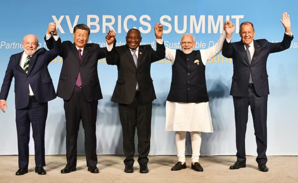 BRICS (il gruppo di Brasile, Russia, India, Cina e Sudafrica) ha lanciato il sistema di pagamento BRICS per sfidare il dollaro statunitense