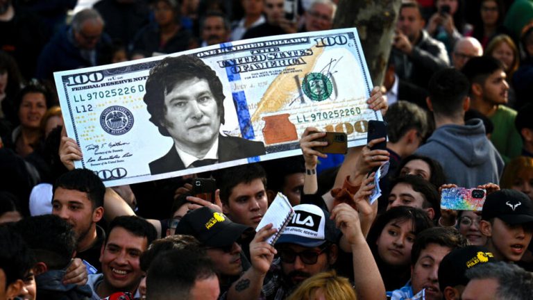 Il presidente argentino Javier Milei punta a sostituire il Peso con il Dollaro statunitense