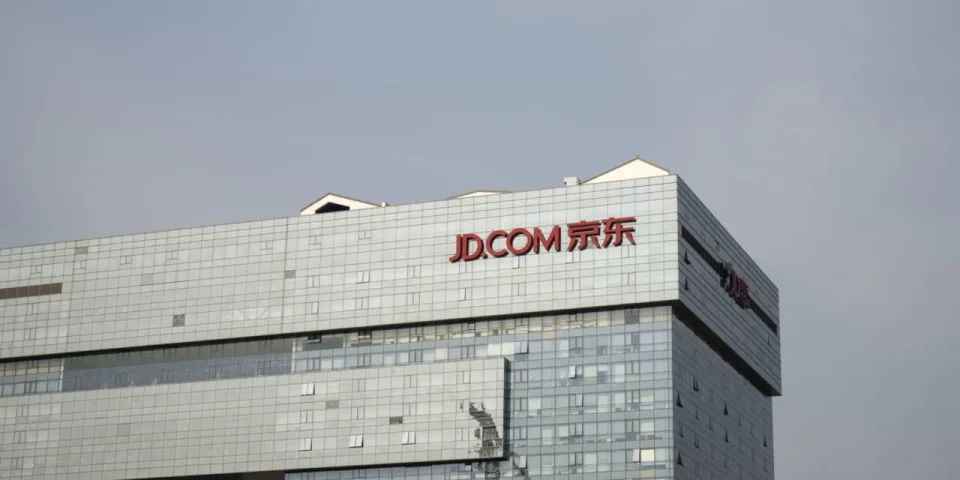 Le azioni di JD.com salgono dopo che gli utili e i ricavi superano le stime