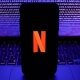 Il titolo di Netflix sale dopo che la versione con pubblicità raggiunge 15 milioni di utenti attivi mensili