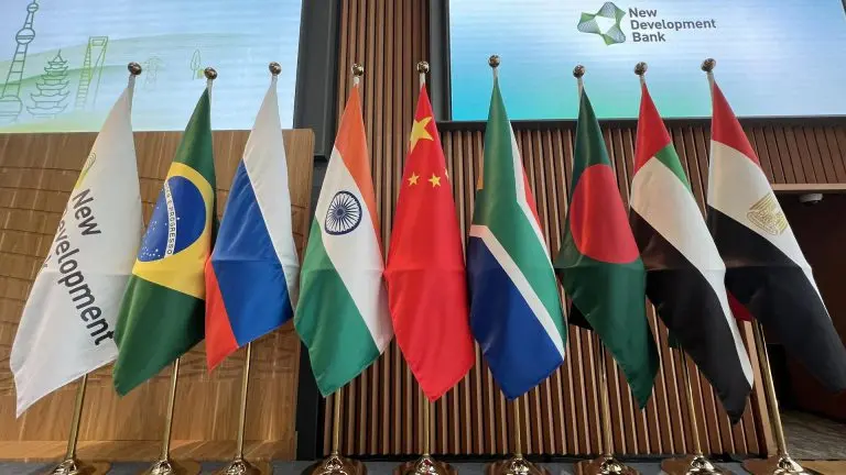 La Banca BRICS sta posizionandosi accanto al FMI e alla Banca Mondiale