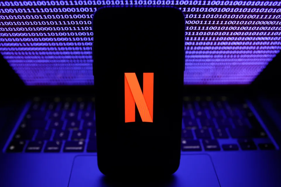 Il titolo di Netflix sale dopo che la versione con pubblicità raggiunge 15 milioni di utenti attivi mensili