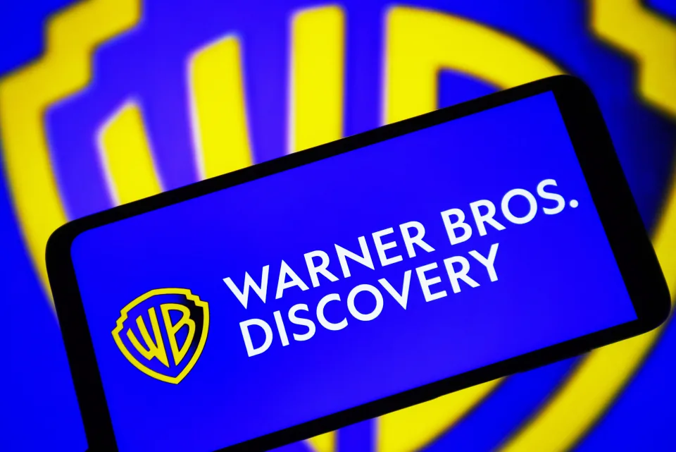 La caduta delle azioni di Warner Bros. Discovery è dovuta al debole mercato pubblicitario che offusca le prospettive per il 2024