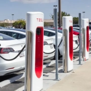 Tesla sta riducendo i prezzi di nuovo, in modo diverso