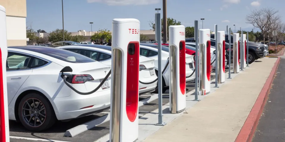 Tesla sta riducendo i prezzi di nuovo, in modo diverso