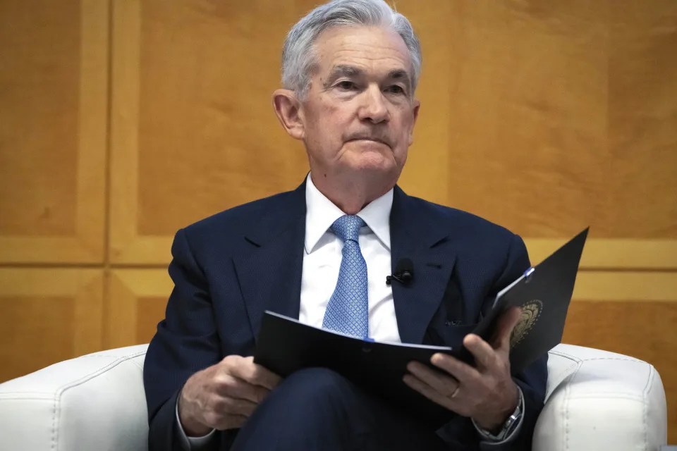 Si prevede che la Fed mantenga i tassi invariati mercoledì. Wall Street sarà in ascolto per eventuali suggerimenti di tagli