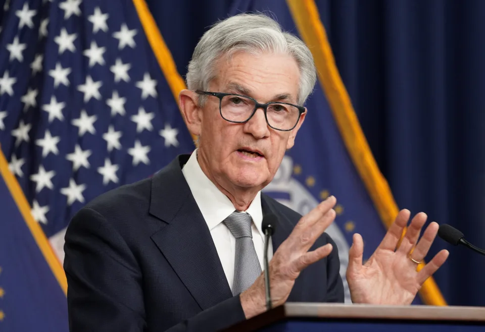 La Federal Reserve mantiene i tassi di interesse al massimo degli ultimi 22 anni, segnalando 3 tagli l'anno prossimo