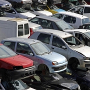 L'Unione Europea sta considerando l'adozione di misure che potrebbero richiedere il ritiro di automobili eccessivamente obsolete?