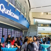 Il titolo di Qualcomm scende mentre gli investitori si preoccupano delle vendite di smartphone