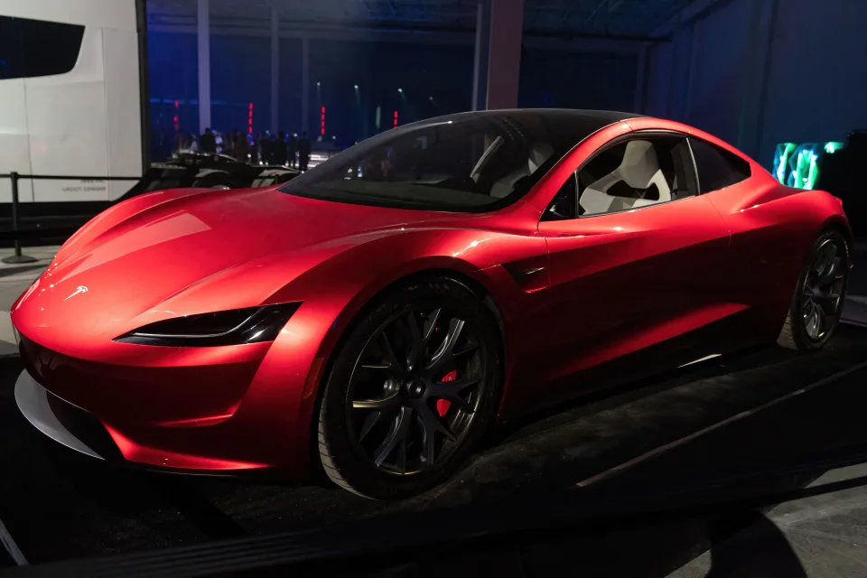 Elon Musk afferma che la Tesla Roadster sarà disponibile il prossimo anno mentre le supercar elettriche cinesi prendono la strada