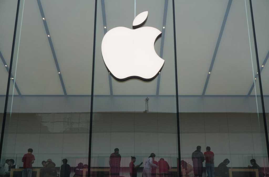 Apple viene stretta dalle autorità antitrust su entrambe le sponde dell'Atlantico