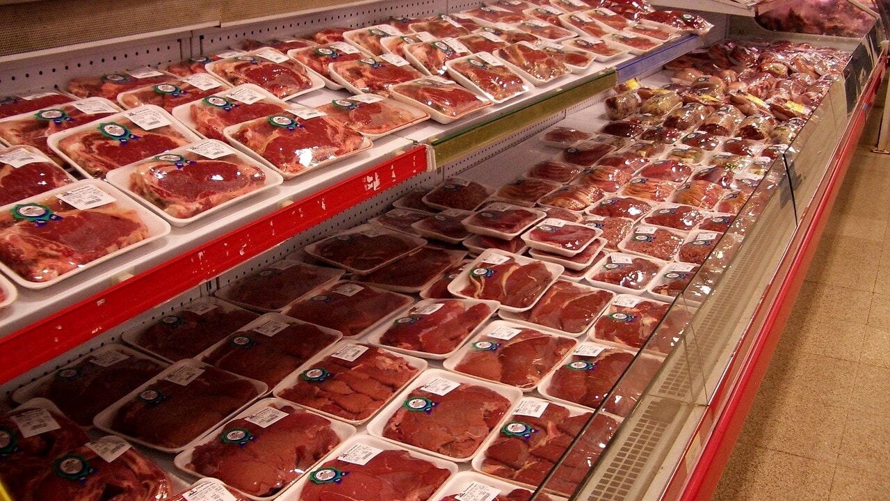 Il supermercato ha deciso di interrompere le promozioni sulla carne con l'intento di incoraggiare i clienti a consumare più alimenti a base vegetale