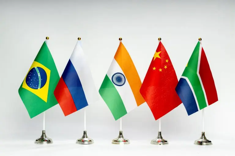 BRICS: Cina e Russia rivelano di aver abbandonato con successo il dollaro statunitense