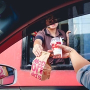 McDonald’s licenzia l’IA del drive-thru e si affida di nuovo agli esseri umani