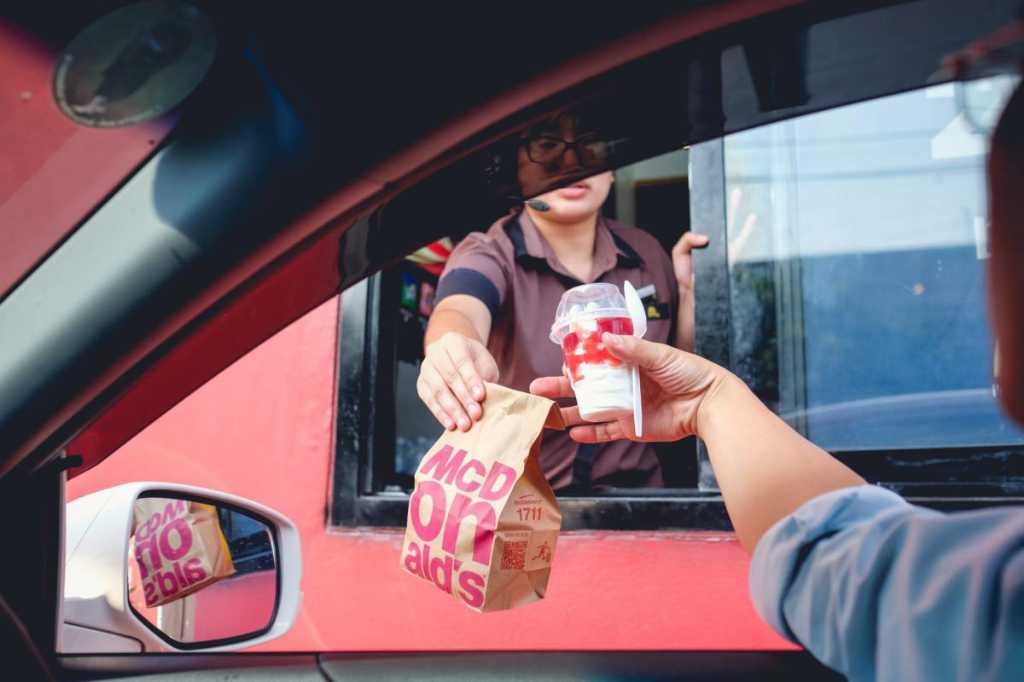 McDonald’s licenzia l’IA del drive-thru e si affida di nuovo agli esseri umani