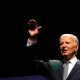 Joe Biden conclude la campagna elettorale e appoggia la vicepresidente Kamala Harris, scatenando un caos senza precedenti nelle elezioni