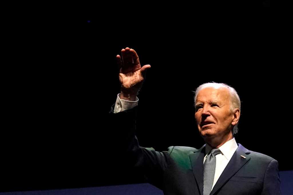 Joe Biden conclude la campagna elettorale e appoggia la vicepresidente Kamala Harris, scatenando un caos senza precedenti nelle elezioni