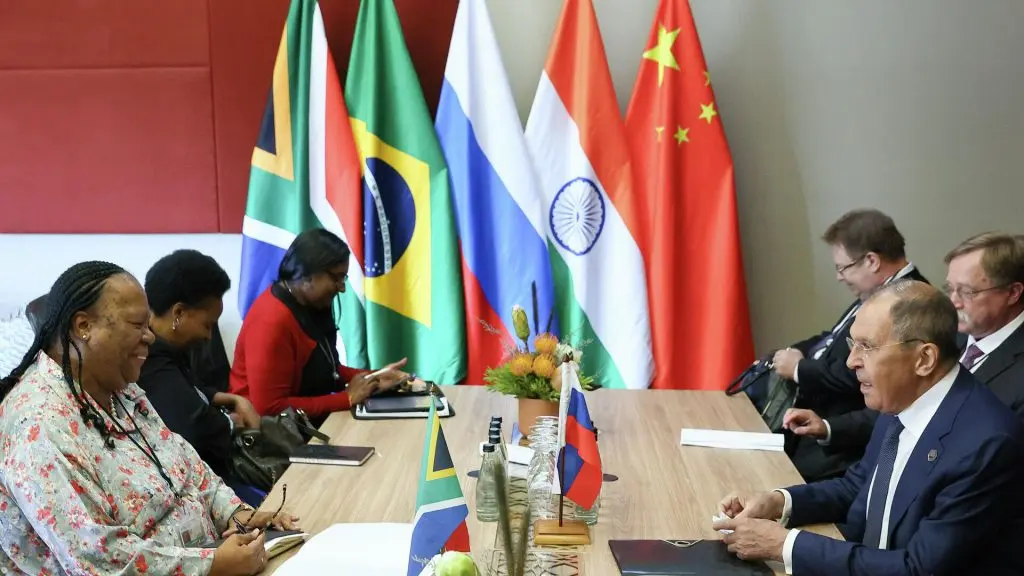 BRICS: Un analista prevede una crisi economica negli Stati Uniti, cosa significa per il dollaro statunitense