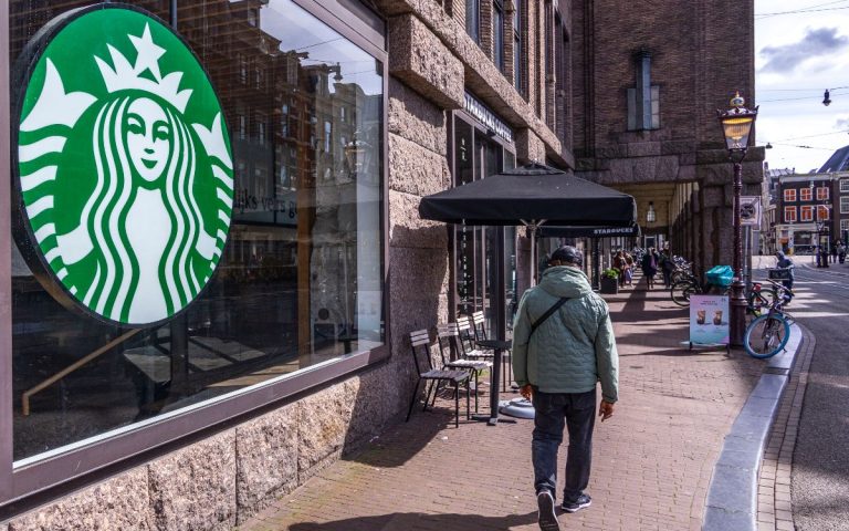 Il nuovo CEO di Starbucks si ritrova in un incubo